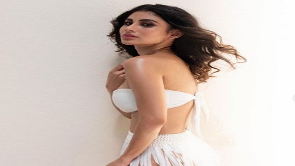 भीड़ में घिरी एक्ट्रेस भीड़ में घिरी एक्ट्रेस