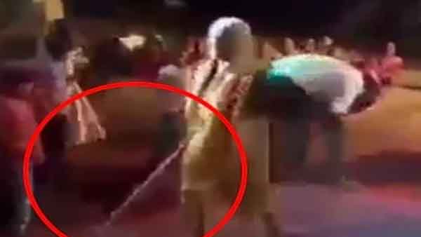 लट्ठ लेकर पहुंची दादी की एंट्री लट्ठ लेकर पहुंची दादी की एंट्री