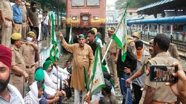 अपनी मांगों को लेकर कर रहे प्रदर्शन