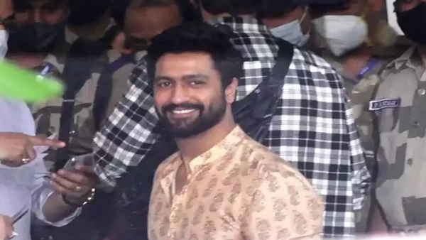 पैंट शर्ट में नजर आए विक्‍की 