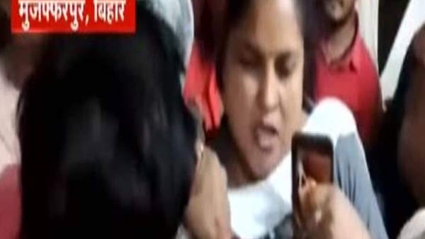 मौजूद लोगों ने विवाद शांत कराया