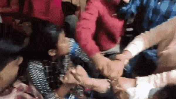 दुकान पर सभी डोसा खाने पहुंची थीं