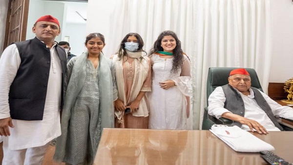  कौन हैं ये लड़की, जो कभी मुलायम सिहं तो कभी डिंपल के साथ नजर आती है