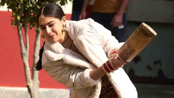 लहंगा पहन सारा ने खेला क्रिकेट लहंगा पहन सारा ने खेला क्रिकेट