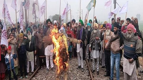 ट्रैक पर कर रहे धरना प्रदर्शन