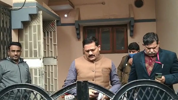 दो कारें भी मिली