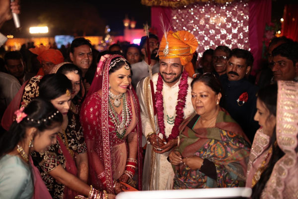 जयपुर स्थित होटल में शादी हुई जयपुर स्थित होटल में शादी हुई