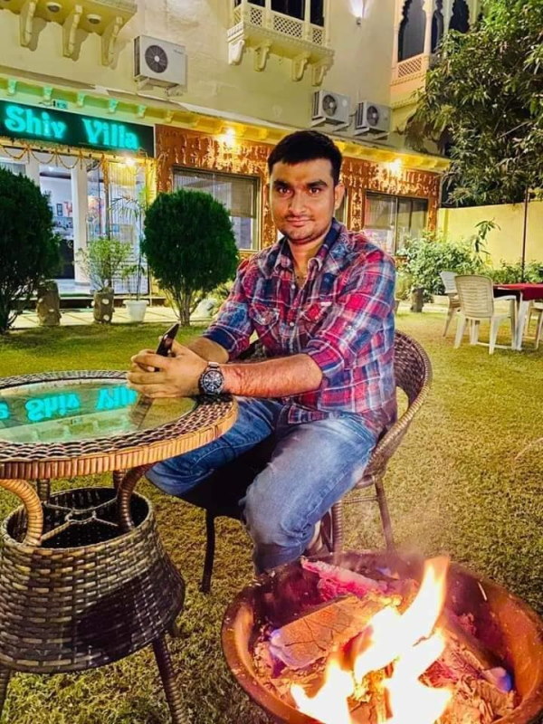 बाइक पर बैठाकर घुमाता रहा