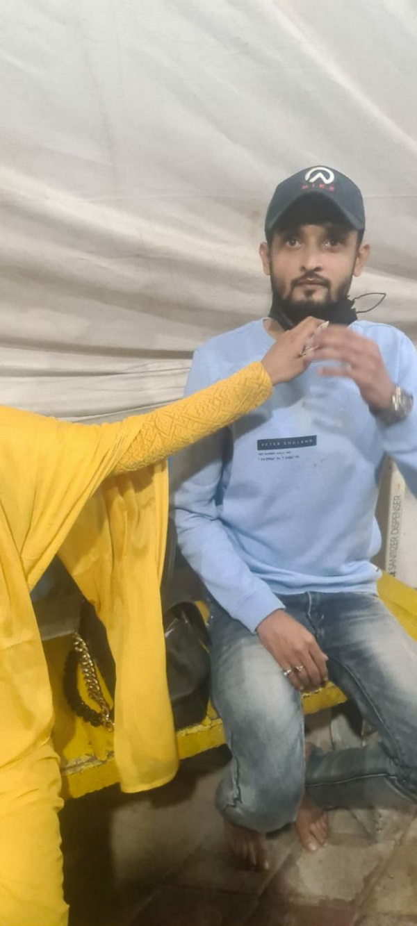 हरकतों से कर्मचारियों को शक हुआ