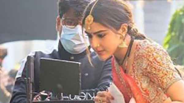 चेहरे पर दिखी शरारत भरी मुस्कान चेहरे पर दिखी शरारत भरी मुस्कान