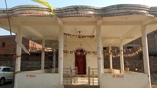 न्यायालय परिसर के सामने दोनों के बीच विवाद हुआ