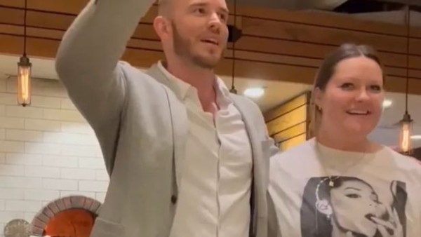 मालिक ने सारी टिप साथियों में बांटने को कहा मालिक ने सारी टिप साथियों में बांटने को कहा