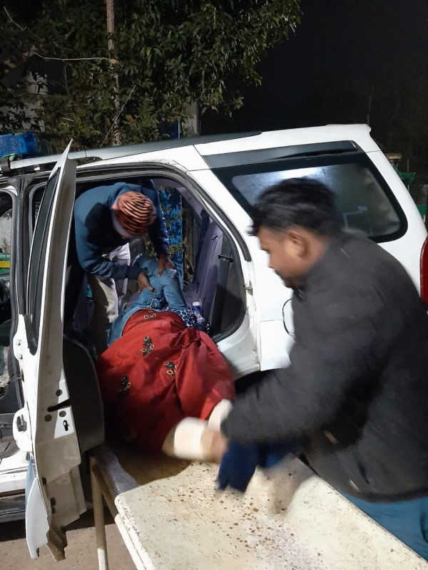 कार में फंसे मृतकों के शवों को बाहर निकाला 