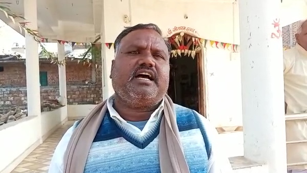 बार-बार आरोप लगाकर शिकायतें करता रहता है