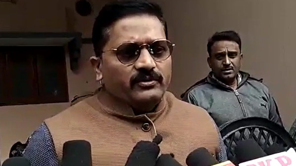 टीम घर पर संपत्ति का आकलन कर रही है