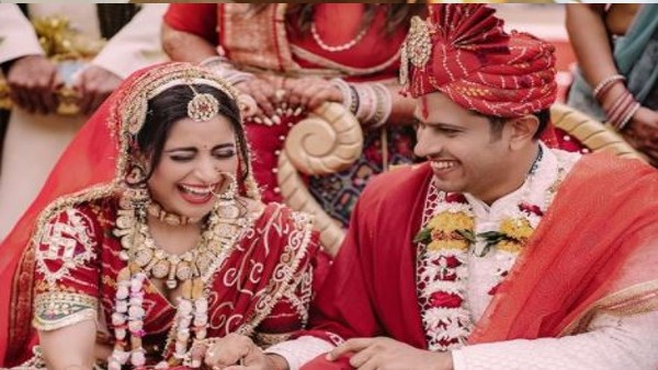 लगातार डाल रहे शादी के फोटो-वीडियो