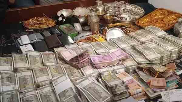 'धनकुबेर' इंजीनियर की दौलत को गिनते-गिनते छूटे गए थे अफसरों के पसीने 'धनकुबेर' इंजीनियर की दौलत को गिनते-गिनते छूटे गए थे अफसरों के पसीने