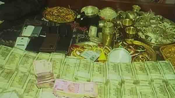 बोरे में रखी थी काली कमाई बोरे में रखी थी काली कमाई