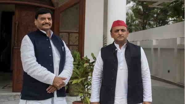 अखिलेश ने दिया चाचा शिवपाल यादव को सम्मान 