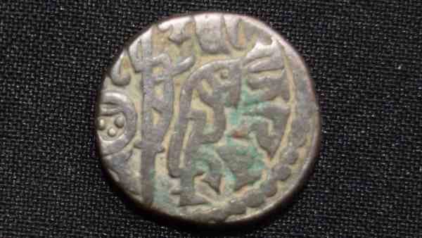 टीले से मिले 16 दुर्लभ सिक्के