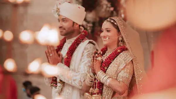नवविवाहित जोड़े ने लिया आशीर्वाद