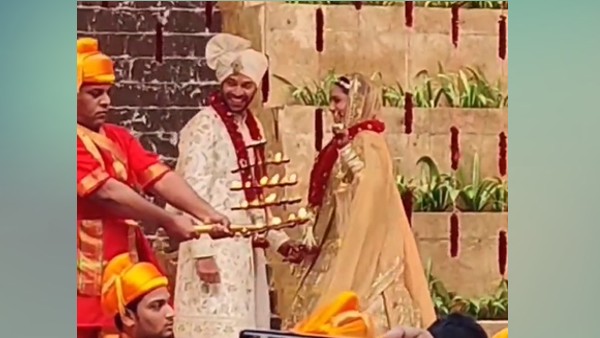  विंटेज कार से आए दूल्हे राजा