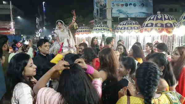 क्या कहा अनुष्का की मां ने