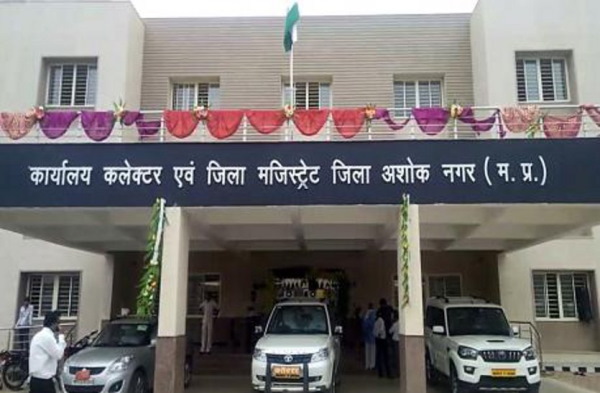 प्रशासन के सामने नहीं खोला मुंह प्रशासन के सामने नहीं खोला मुंह