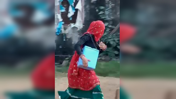 टीम के पीछे ही दौड़ पड़ी