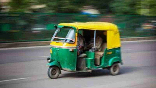 हिम्मत से संभाला खुद को, चलते टैंपो से कूदी