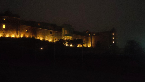 परिवार के दस लोगों के साथ पहुंचे