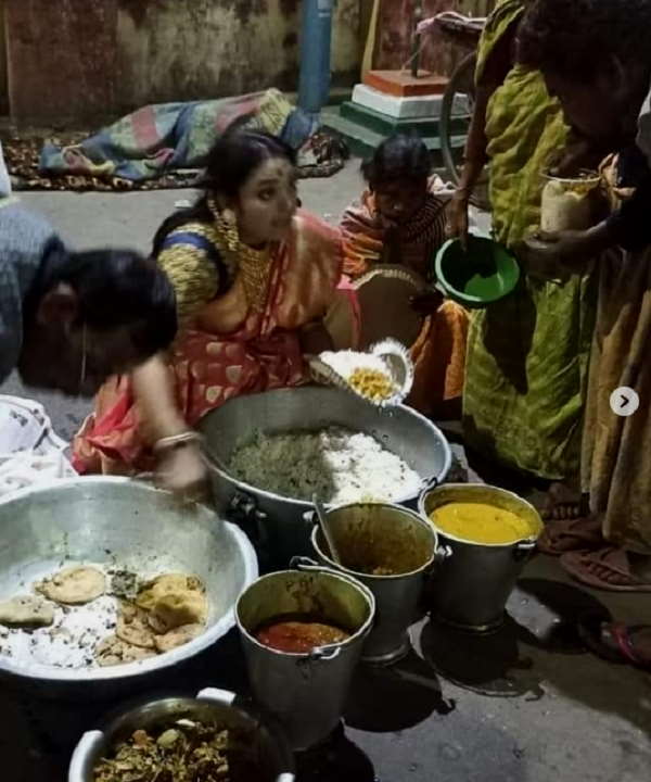 लोग बोले- बहुत दयालु हैं, खाने वालों की भीड़ लगी