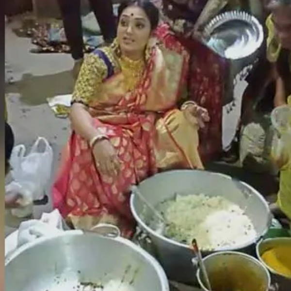 कई लोगों ने खाना बांटती महिला की तस्वीरें खींची