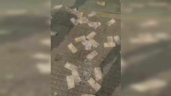 सारे नोट वापस झोले में डाले सारे नोट वापस झोले में डाले