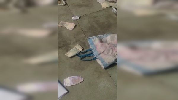 सौ-सौ रुपए के नोट भी उड़ाए सौ-सौ रुपए के नोट भी उड़ाए