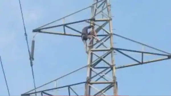 मोबाइल और मिठाई की पकड़ी जिद