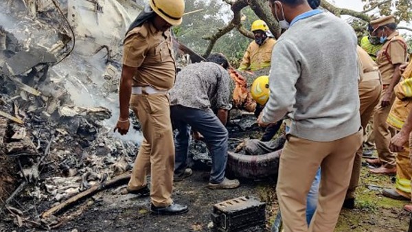तीन लोगों को गिरते देखा