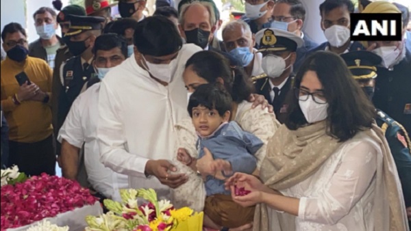 बिपिन रावत के घर के बाहर लगे 'उत्तराखंड का हीरा अमर रहे' के नारे 