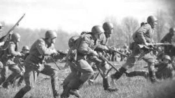 खड़े बम के गोले पर गिर गया शख्स