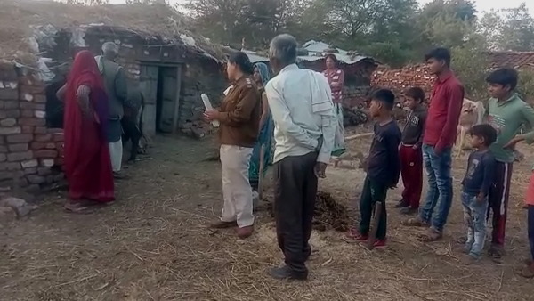  आस-पास के लोगों से पूछताछ