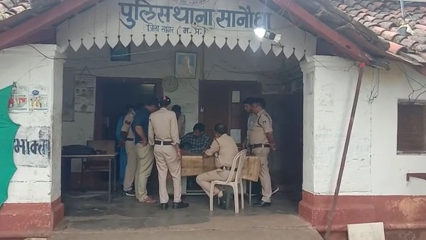 भैंस को घर से दूर चौराहे पर छोड़ा