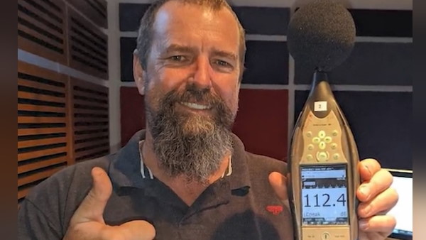 इसलिए नेविल ने बनाया ये रिकॉर्ड इसलिए नेविल ने बनाया ये रिकॉर्ड