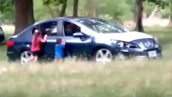 बच्चे बाहर खड़े रहे और महिला करती रही रोमांस