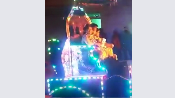 हाथ में मोबाइल लेकर बग्‍धी में बैठे बच्‍चे 