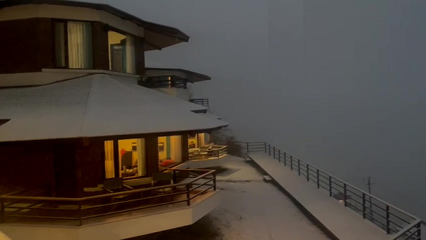 सुबह-सुबह बर्फबारी के दृश्य