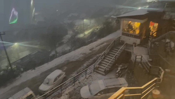 इन इलाकों में हो रही जोरदार बर्फबारी 