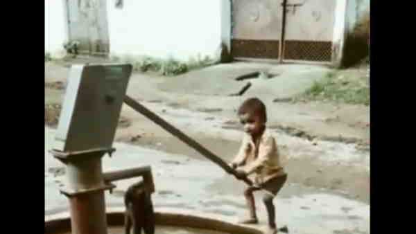 उछल-उछलकर चलाया हैंडपंप