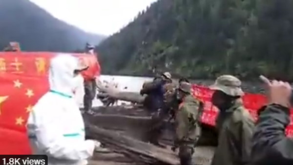 बैनर-ड्रिल करते हुए मिले सैनिक