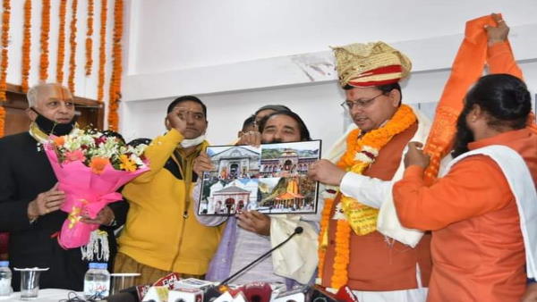 तीर्थ पुरोहित और संतों ने पहनाया जीत का सेहरा