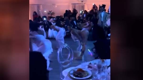 रस्सी टूटी और स्टेज पर आ गिरे दूल्हा-दुल्हन रस्सी टूटी और स्टेज पर आ गिरे दूल्हा-दुल्हन